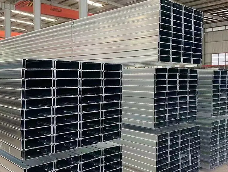 Il processo di produzione preciso ed efficiente dei profili in acciaio formati a freddo.